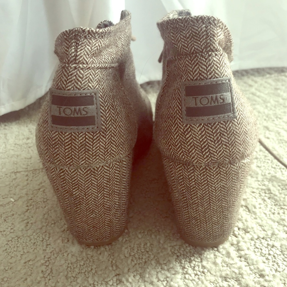 Like new Toms wedged booties